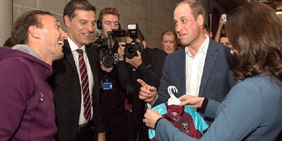 Kocak, Begini Ekspresi Pangeran William Saat Diberi Jersey West Ham United