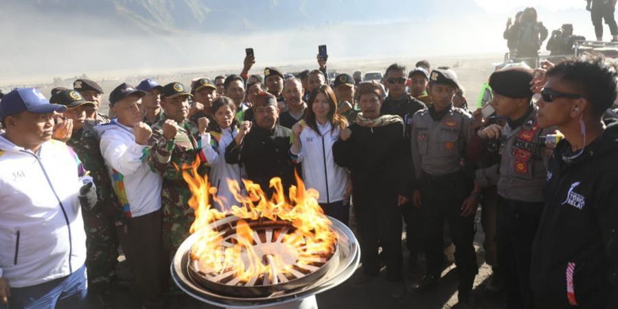 Udara Dingin Tak Halangi Kemeriahan Kirab Obor Asian Games 2018 di Puncak Bromo