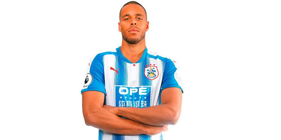 Berikan Hadiah untuk Fan, Bek Huddersfield Lakukan Ini