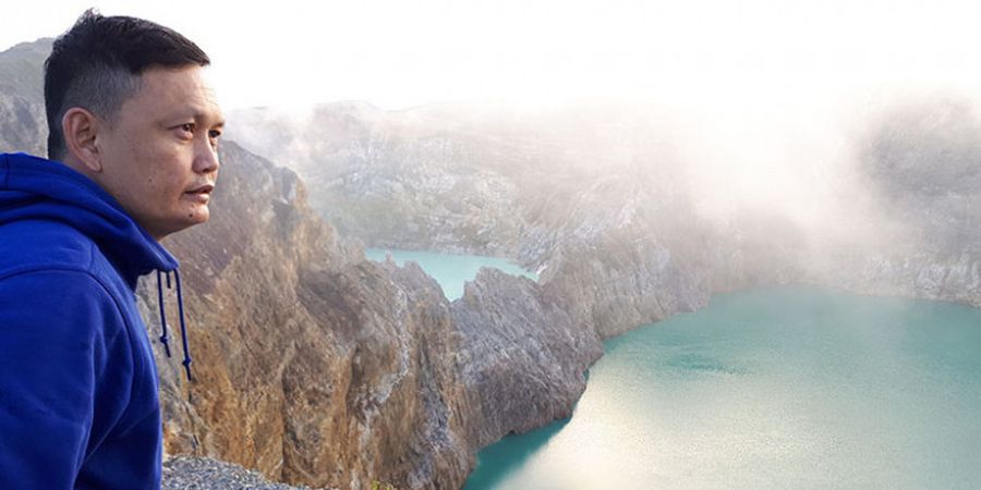 Cara Yeyen Tumena Menikmati Keindahan Alam dari Puncak Gunung Kelimutu