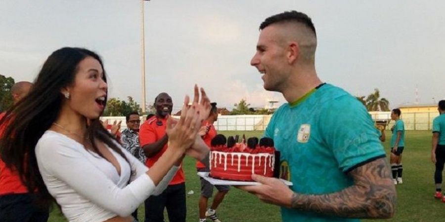 Berita Liga 1 2018 - Aaron Evans Dapat Kejutan Spesial dari Wanita Pujaannya Asal Thailand