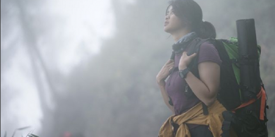 GALERI FOTO - Pemanah Cantik Dellie Threesyadinda Pamer Keindahan Alam dengan Mendaki Gunung