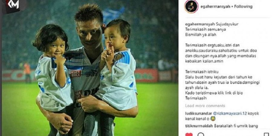 Ofisial Arema FC Kompak Tunjukkan Rasa Hormat Untuk Kurnia Meiga