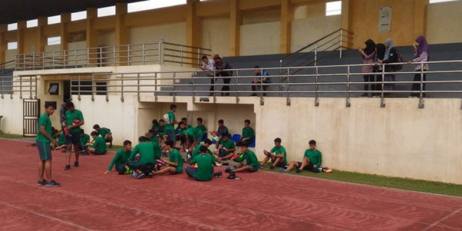 Foto-foto Pemain Timnas Indonesia U-19 Diserbu Fan saat Pemusatan Latihan