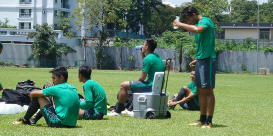 SEA Games 2017 -  Jelang Timnas U-22 Selesai Latihan, Ezra Walian Basah, Kenapa? 