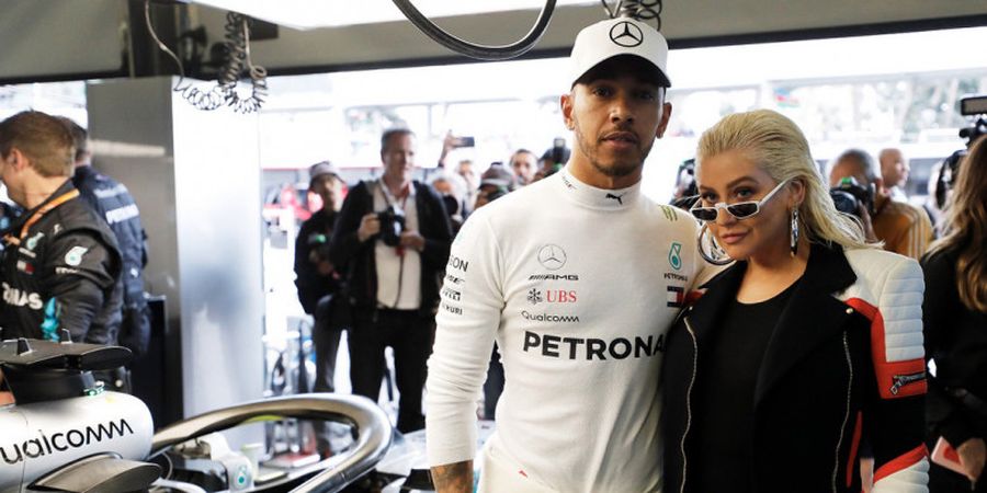 Jadi Juara GP Azerbaijan 2018, Lewis Hamilton Terkejut Ada Wanita Misterius Nongkrong di Dalam Garasi Mobilnya