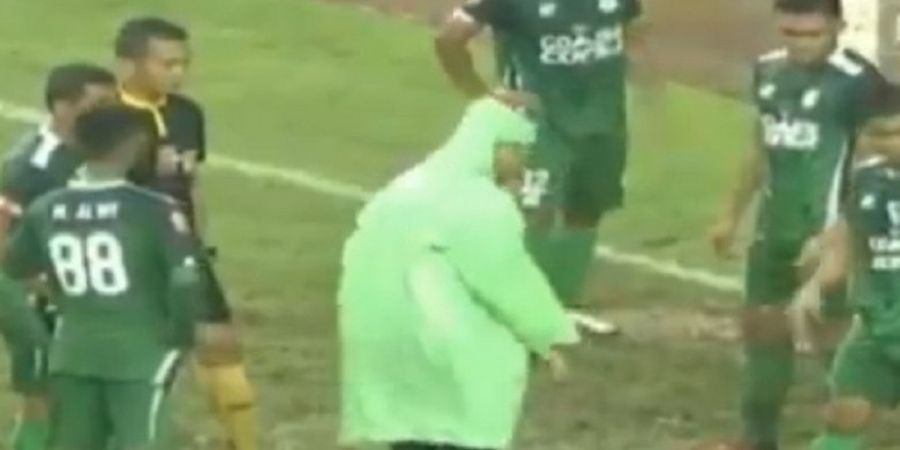 Jarang Terjadi, Momen Menambal Rumput Hentikan Laga PSMS Medan Vs Martapura FC