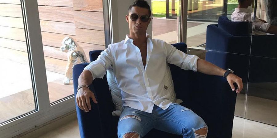 Tiru 5 Gaya Cristiano Ronaldo Pakai Ripped Jeans, Dijamin Jadi Idola Wanita!