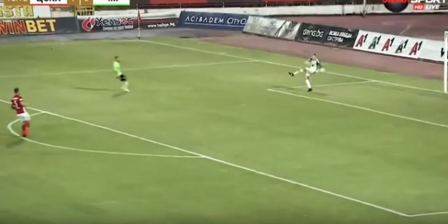 VIDEO - Kiper Klub Bulgaria Tendang Angin dan Bikin Gawangnya Kebobolan