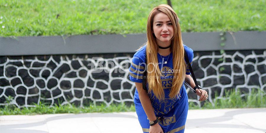 Model Cantik Ini Dukung Persib dengan Hati