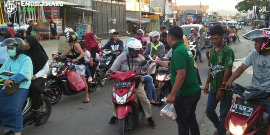 Sambut Ramadan, Bonek Jayapura Gelar Acara Berbagi Takjil 