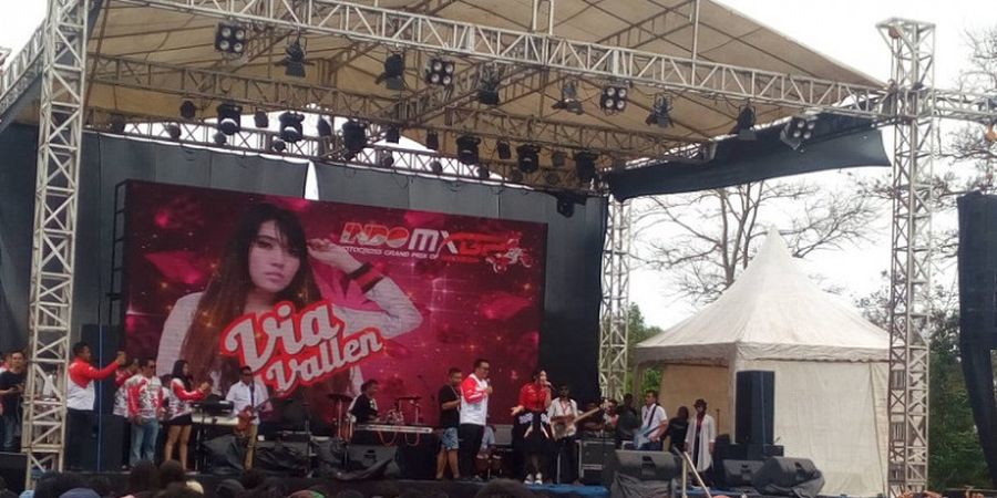 Pedangdut Via Vallen Ramaikan Kejuaraan Motokros di Pangkalpinang