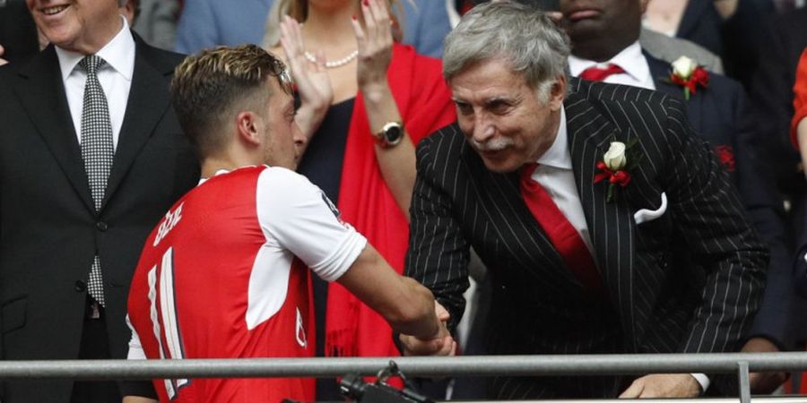 Mediokritas Stan Kroenke dan Alasan Arsene Wenger Belum Dipecat