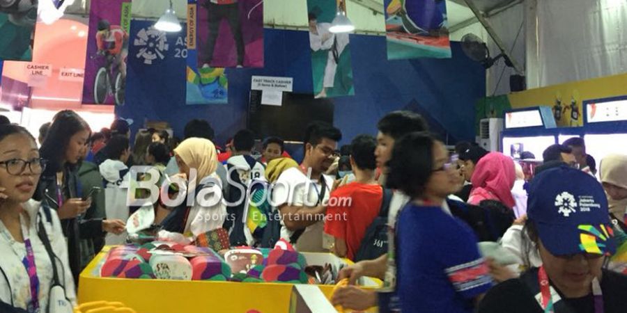 Momen Antusiasme Masyarakat Berburu Boneka Maskot Asian Games 2018