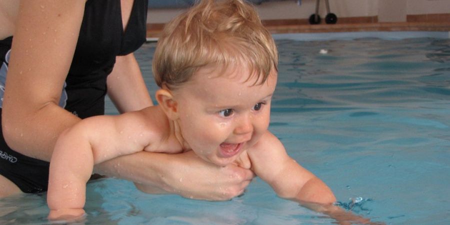 Sejak Usia Berapa Bayi Boleh Diajak Berenang? Ini Penjelasannya