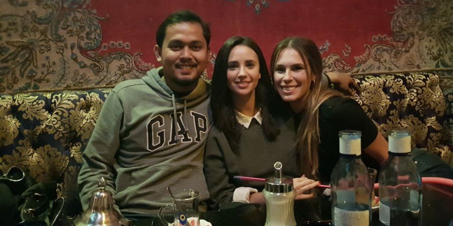 Bayu Eka Sari Terciduk Nongkrong Bareng Dua Bidadari Spanyol yang Cantiknya Tak Terbantahkan