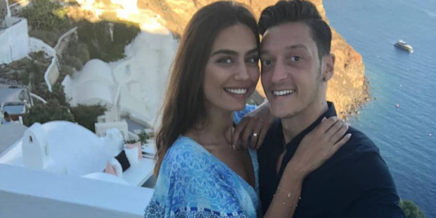 Mesut Oezil Jadi Orang Paling Bahagia di Muka Bumi Berkat Ratu Kecantikan Turki Ini