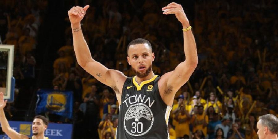 Stephen Curry Bakal Lelang Sepatu Basket NASA-nya untuk Donasi Pendidikan