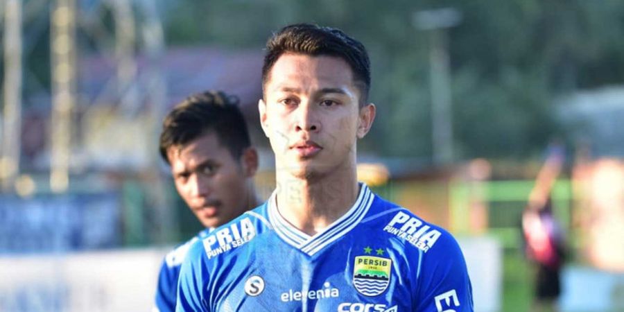 Ini Buah Tangan yang Dibawa Bek Muda Persib Bandung ke Kampung Halaman