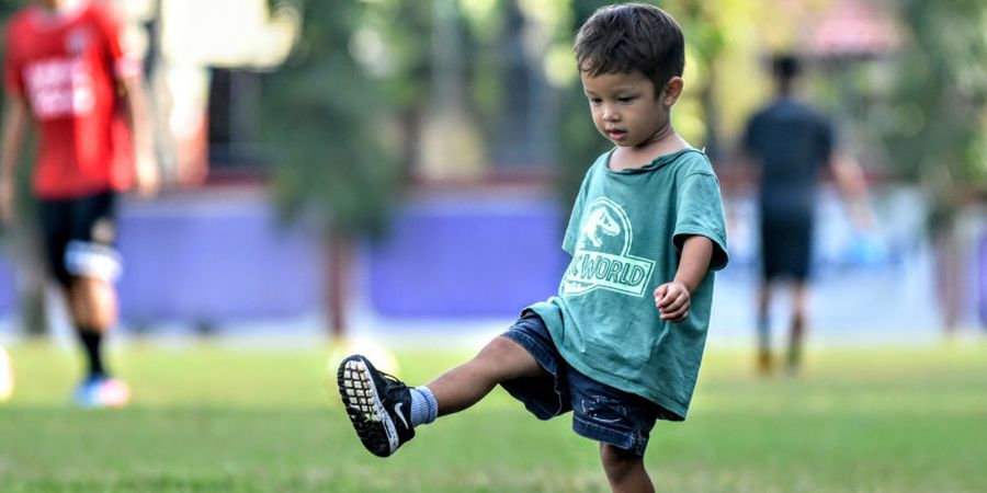 Mengintip Bocah Lucu, Imut, dan Calon Penerus Irfan Bachdim Bermain Bola