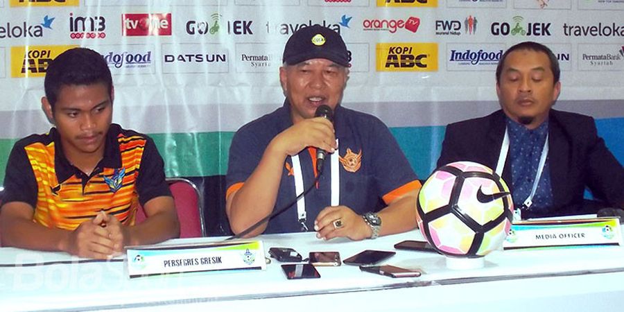 Pelatih Persegres Akui Persib Tampil Luar Biasa