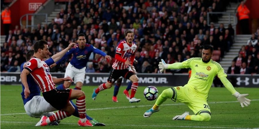 Tepis Penalti Gabbiadini, Romero Selamatkan Man United dari Kekalahan