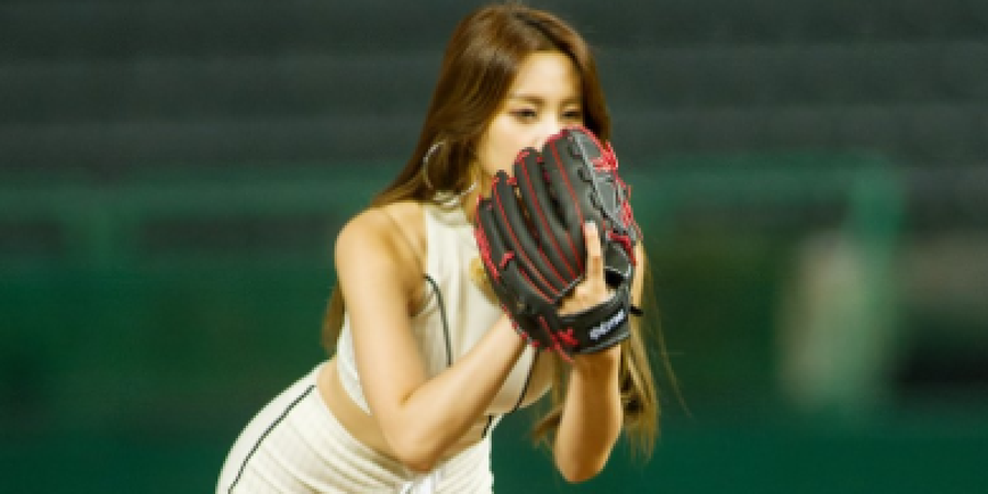 Lakukan Lemparan Bola Baseball dengan Gaya Seksi Menggoda, Idol Korea Ini Malah Berakhir Memalukan 