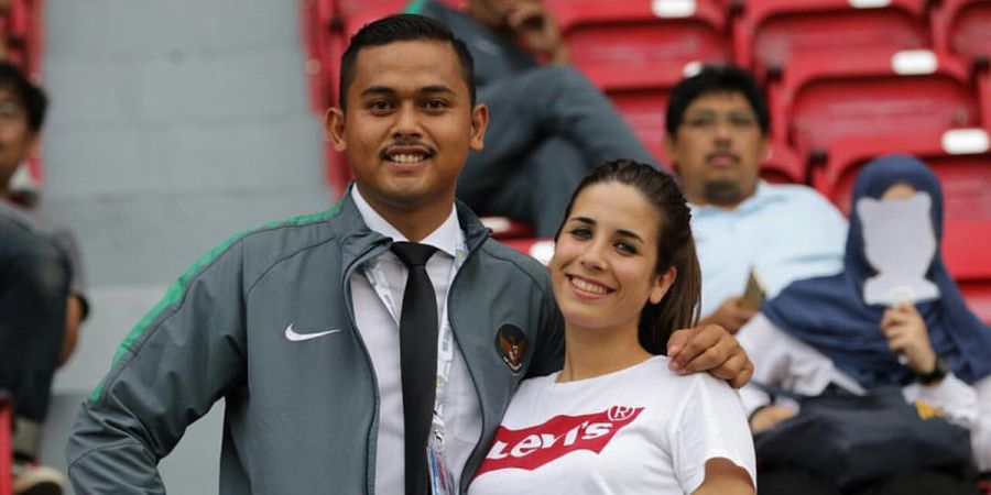 Bayu Eka Sari Goda Wanita yang Berada  Dekat dengan Anak Luis Milla