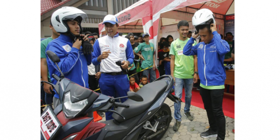 Pemain Persebaya Surabaya Rela Naik Motor di Hadapan Ratusan Bonek