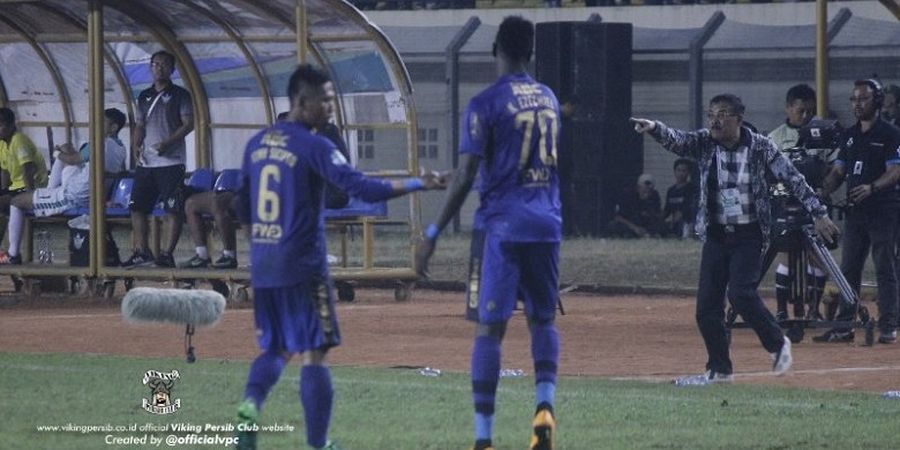 Tertangkap Kamera, Umuh Bereaksi seperti Pelatih Saat Persib Bandung Hadapi Persegres