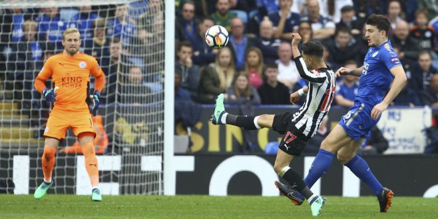 Satu Lagi Kesamaan Peter Schmeichel dan Anaknya, Pernah Kena Lob Pemain Newcastle!