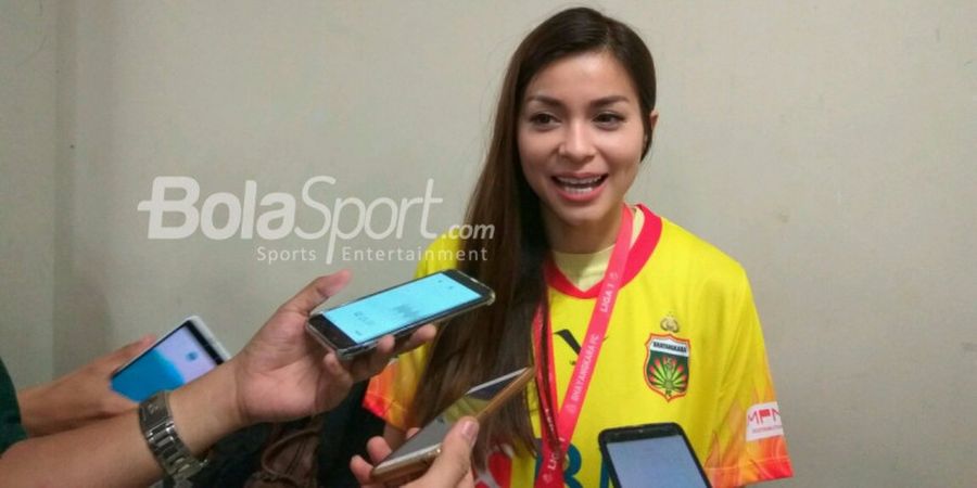 Presenter Cantik Ini Nikmati Euforia dan Animo Sepak Bola Indonesia