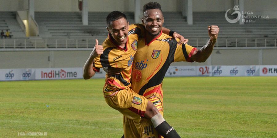 Terjatuh Saat Pertandingan, Napas Bek Tangguh Mitra Kukar Harus Disokong