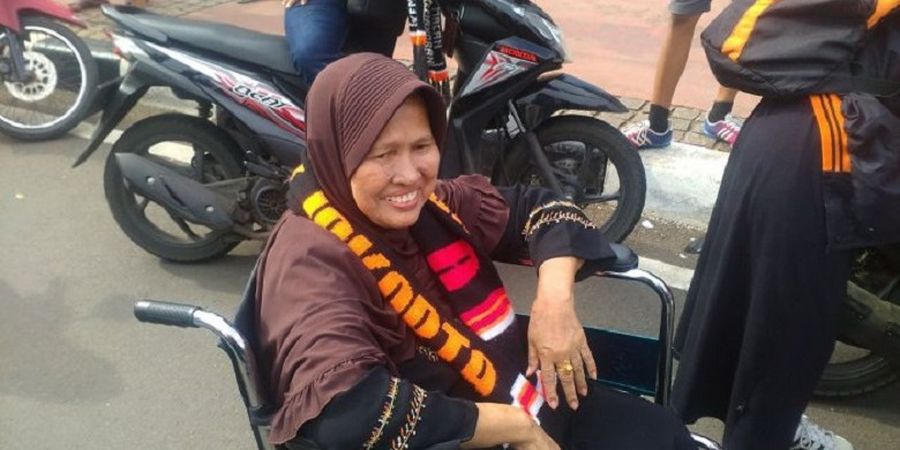 Respek! Wanita Berkursi Roda Ini Ikut dalam Konvoi Persija Jakarta ke Balai Kota