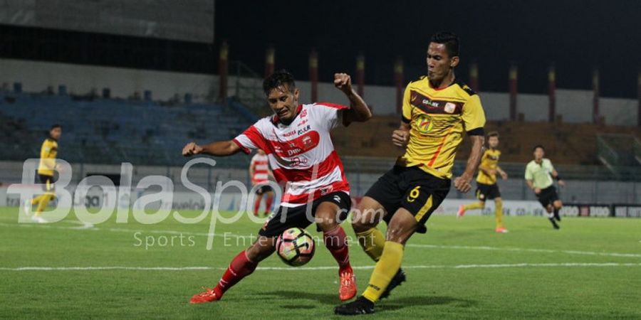 Madura Vs Barito - Kecermelangan Peter Odemwingie Jaga Asa Timnya Juara Liga 1