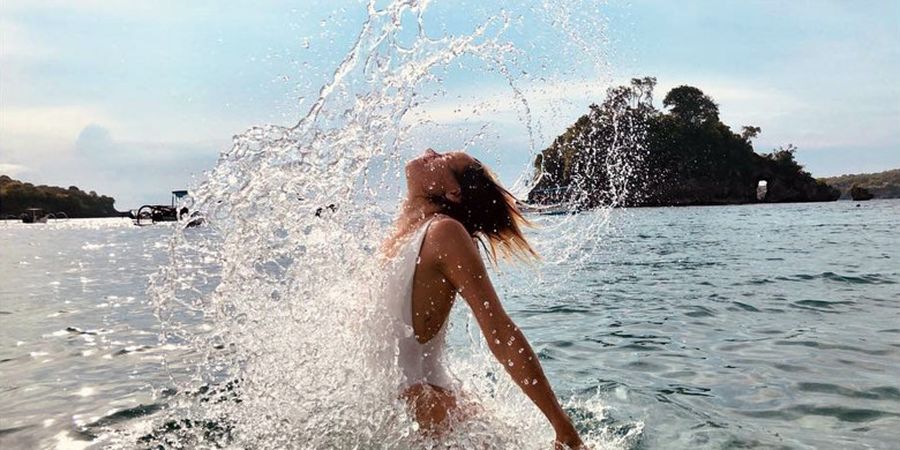 GALERI FOTO - Model Baju Renang Ini Liburan ke Bali, Deretan Fotonya Dijamin Bikin Ngiler