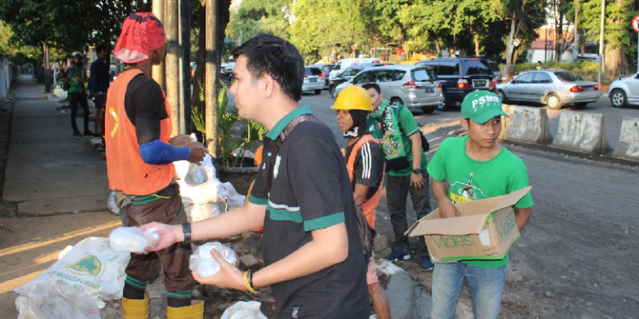 SMeCK Hooligan Jabodetabek Gelar Bagi-bagi Takjil di Bulan Ramadan