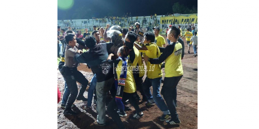 Tak Tahu Sebabnya, Dua Suporter Ini Jadi Bulan-bulanan Aparat di Laga Barito Putera vs Arema FC