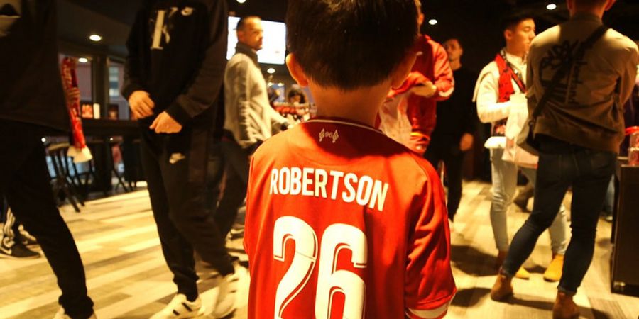 Istimewa, Liverpool Bagikan Jersey untuk Fan Cilik Asal Hongkong