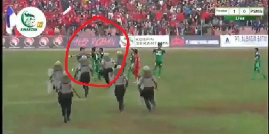 VIDEO - Kecewa kepada Kepemimpinan Wasit, Pemain PSMS Medan Ajukan Protes Keras Hingga Ricuh dengan Polisi