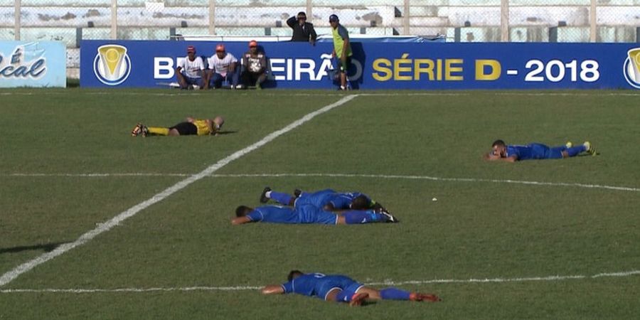 Diserang Tawon, Pemain Liga Brasil Tiarap Berjamaah Saat Tanding