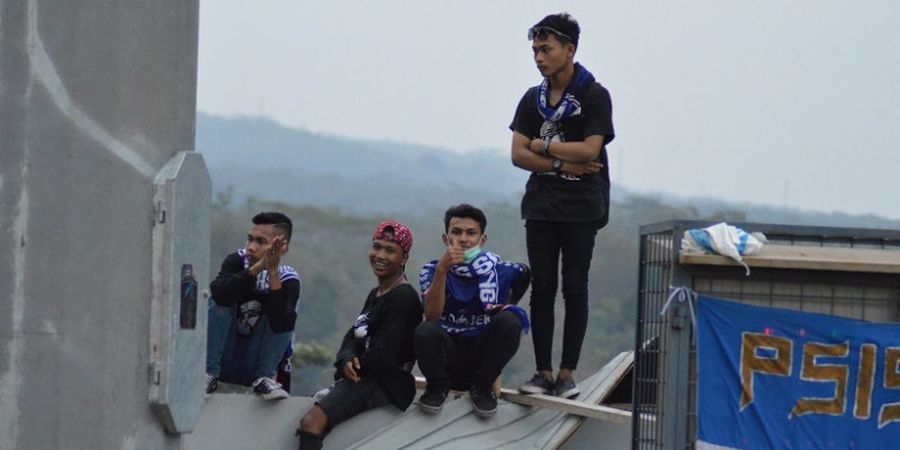 Stadion Penuh, Suporter PSIS Semarang Saksikan Pertandingan Lewat Tembok Utara