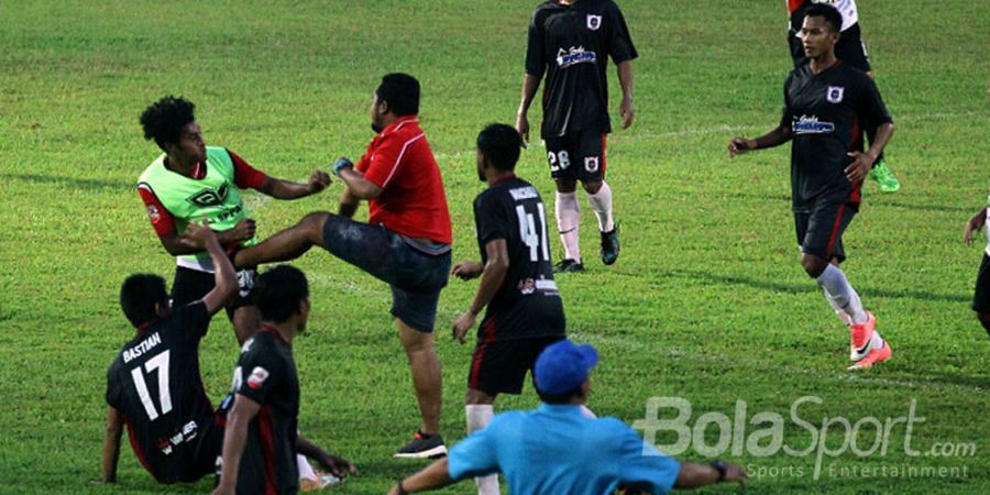 Sempat Terhenti, Mulai Lagi, Laga PSBK Vs Persewangi Dilanjutkan dan Kembali Ricuh Lalu Setop 