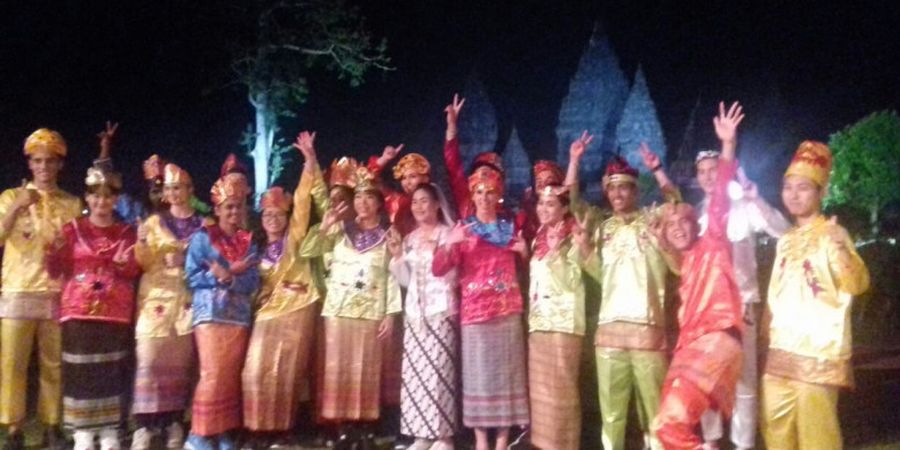 VIDEO - Pakai Busana Khas Indonesia, Peserta WJC 2017 Meriahkan Acara Cultural Day di Candi Prambanan