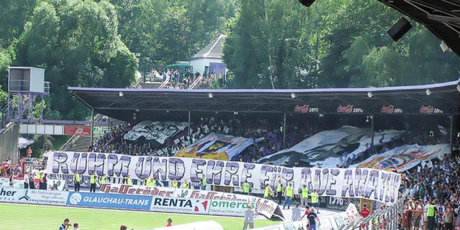 Parah! Pasangan Ini Bercinta di Samping Stadion!