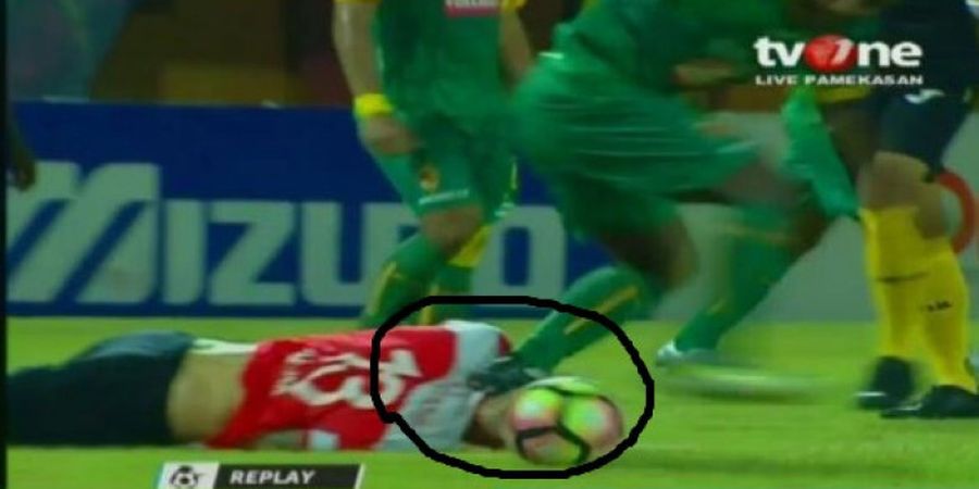 VIDEO - Injakan Pemain Belakang Sriwijaya FC ke Kepala Dane Milovanovic yang Berujung Kartu Merah