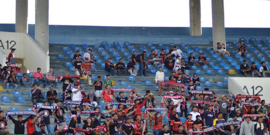 90 Menit Suporter untuk Kemenangan Persibat Batang atas Persis Solo