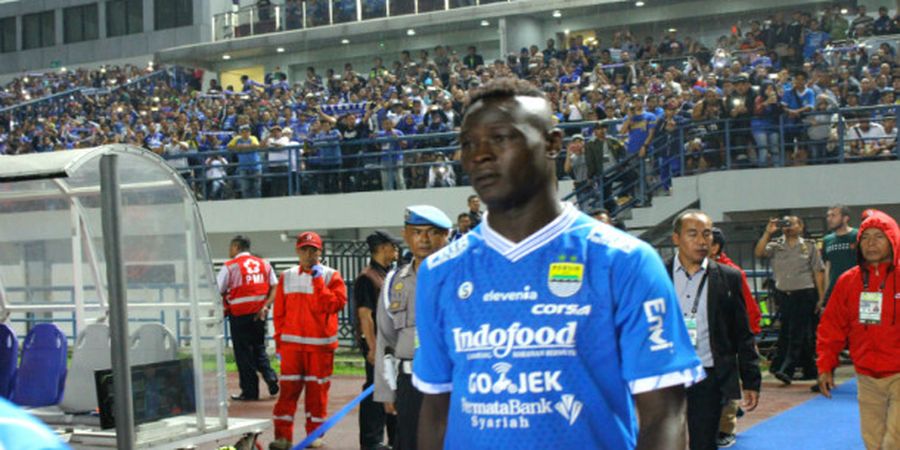 SEJARAH HARI INI - Brace Ezechiel N'Douassel Bawa Persib Menang dan Ekspresi Malu Usai Ditipu Bek PSM