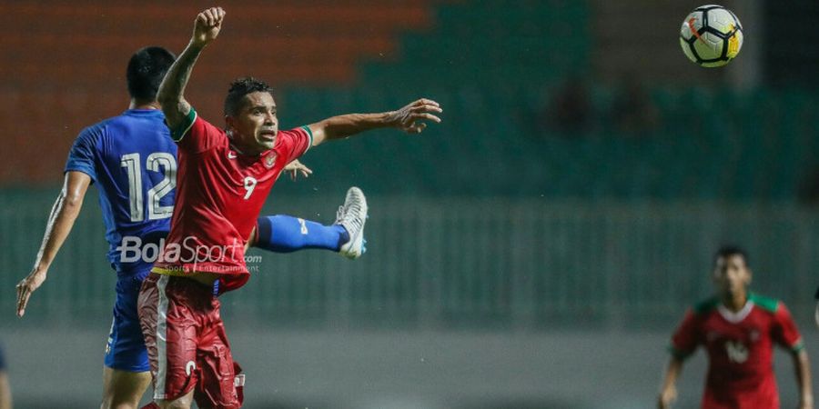 Pemain Naturalisasi Timnas Indonesia Pamer Kemesraan bersama Istri di Pantai Bali