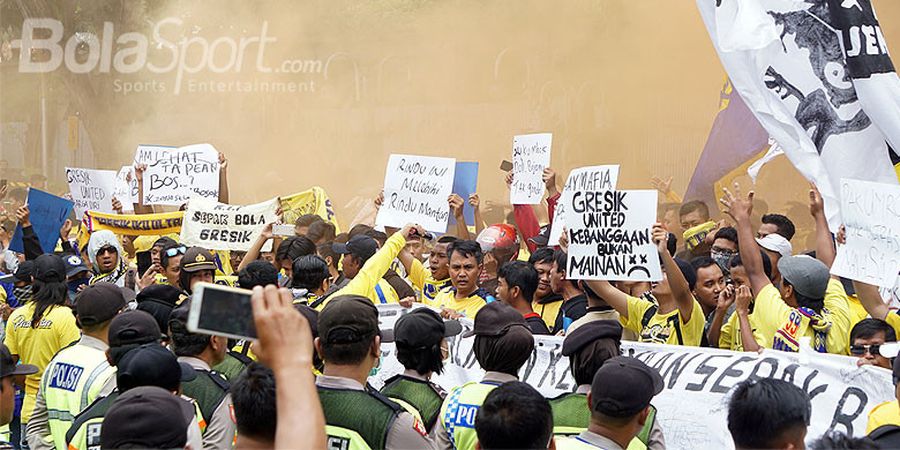 Tuntut Kejelasan Persegres, Ultrasmania Geruduk Gedung DPRD Gresik